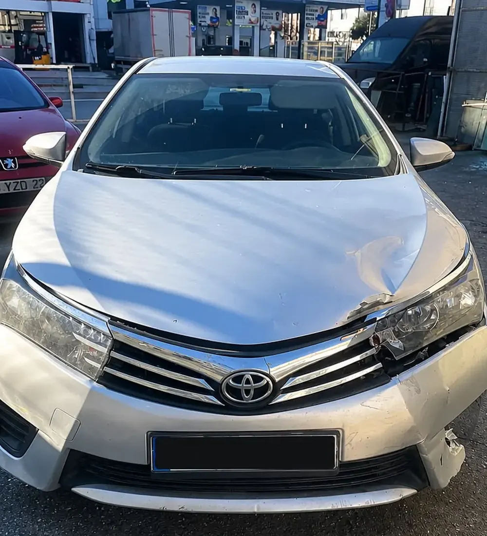 Toyota Corolla – kaput ve ön bölge: Toyota Corolla kaput ve ön bölge hasarı onarılmış gümüş renkli otomobil – onarım öncesi