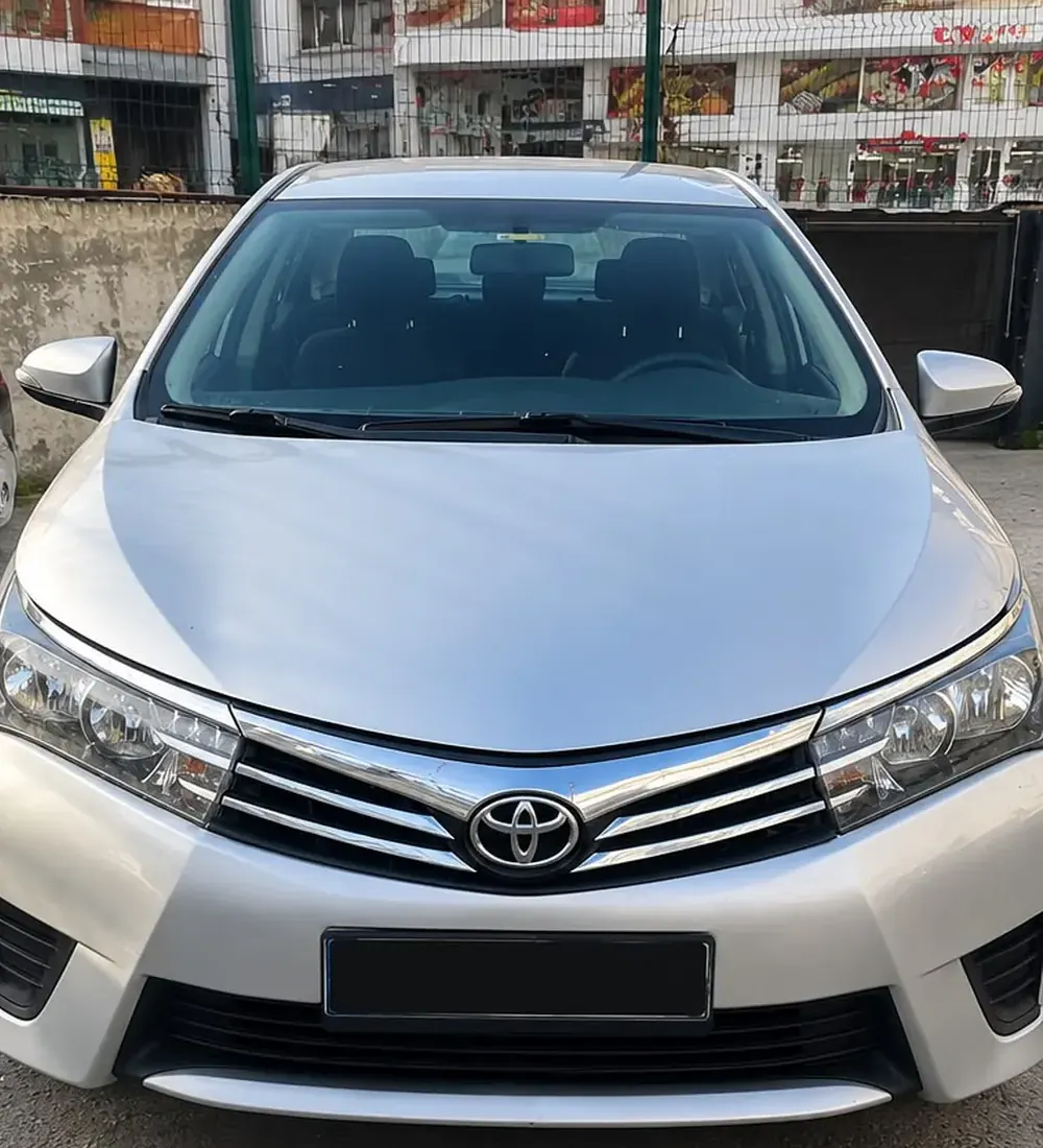 Toyota Corolla – kaput ve ön bölge: Toyota Corolla kaput ve ön bölge hasarı onarılmış gümüş renkli otomobil – onarım sonrası