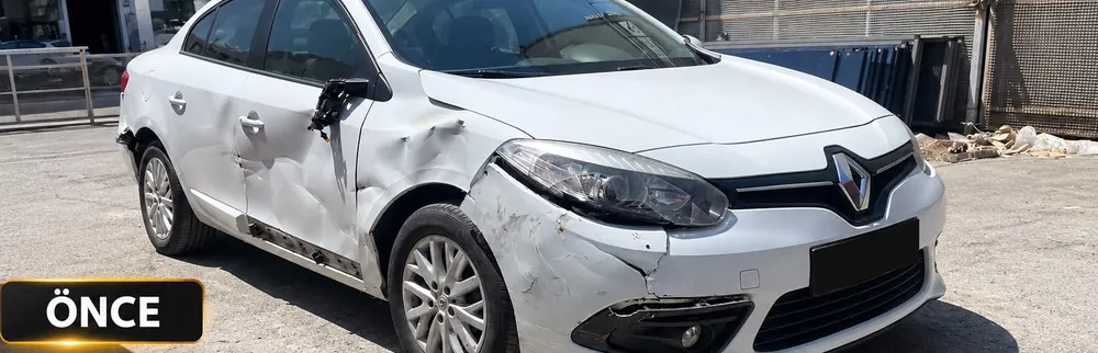 Renault Fluence – yan ve ön hasar: Renault Fluence yan kapı, çamurluk ve ön tampon hasarı onarılmış beyaz otomobil – onarım öncesi