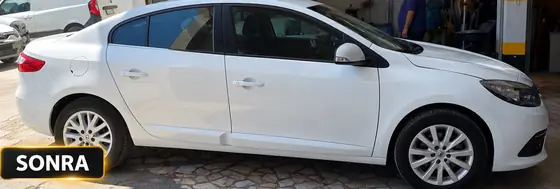 Küçükçekmece Şahin Oto Servis’te yan kapı, çamurluk ve tampon hasarı boyanan beyaz Renault Fluence – öncesi ve sonrası