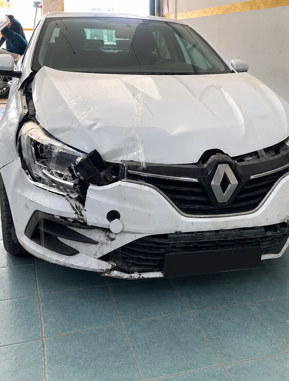 Aynı Renault Megane’in kaza sonrası hasarlı hali – onarım öncesi