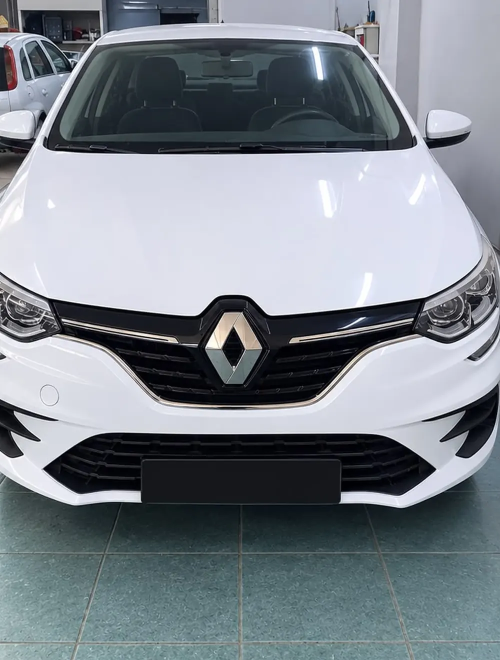 Küçükçekmece Şahin Oto Servis’te ön darbe hasarı onarılıp boyanan beyaz Renault Megane – onarım sonrası