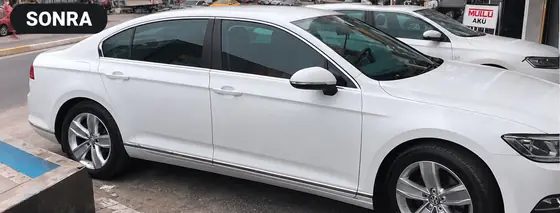 Küçükçekmece Şahin Oto Servis’te yan kapı ve çamurluk hasarı boyanan beyaz Volkswagen Passat – öncesi ve sonrası