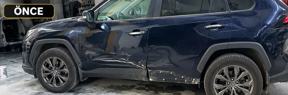 Toyota RAV4 – yan kapı ve eşik: Toyota RAV4 yan kapı ve eşik bölgesi hasarı onarılmış lacivert SUV – onarım öncesi