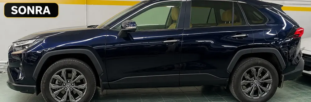 Toyota RAV4 – yan kapı ve eşik: Toyota RAV4 yan kapı ve eşik bölgesi hasarı onarılmış lacivert SUV – onarım sonrası